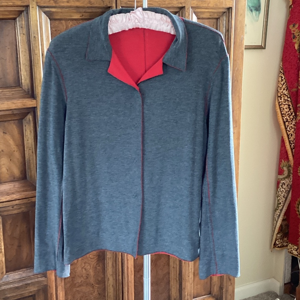 Adrienne Vittadini Grey and Red 4 front snaps shirt/jacket. REVERSIBLE